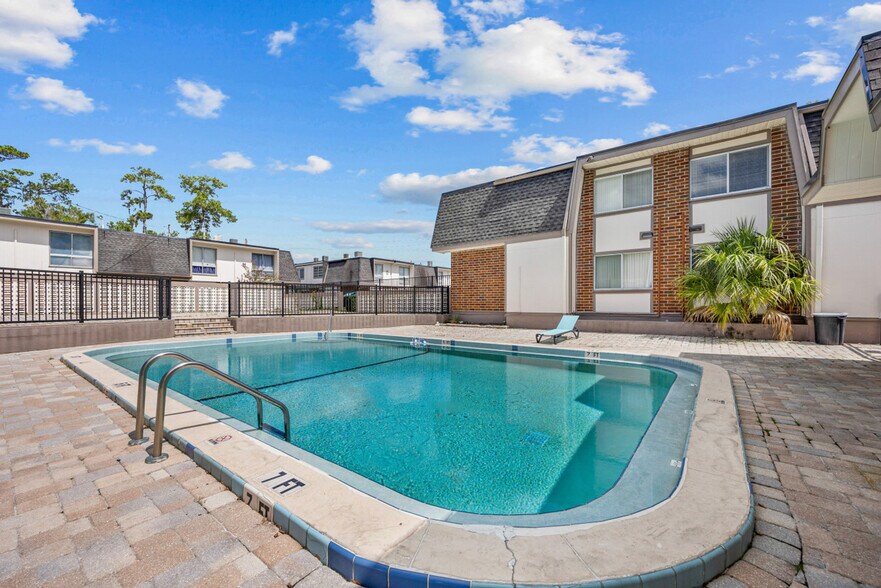 Building Photo - 1700 SW 16th Ct