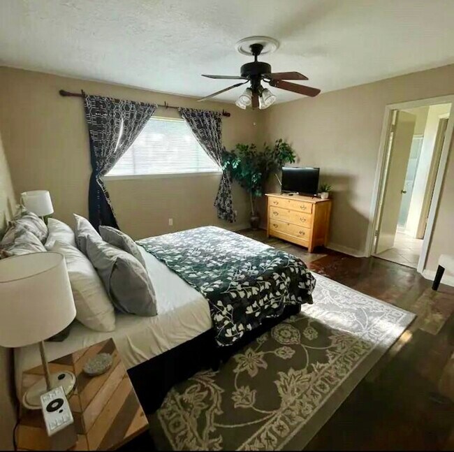 Building Photo - 2406 Strait Ln