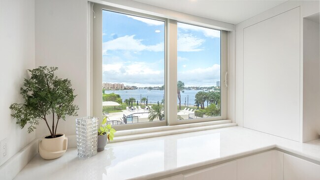 Building Photo - 901 E Camino Real