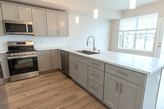 Building Photo - Beautiful 3 Bed/ 2 1/2 Bath Townhomes