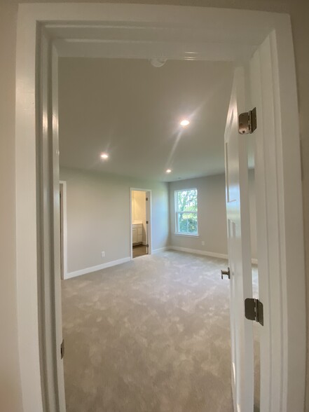Building Photo - 1343 Crescent Ridge Dr