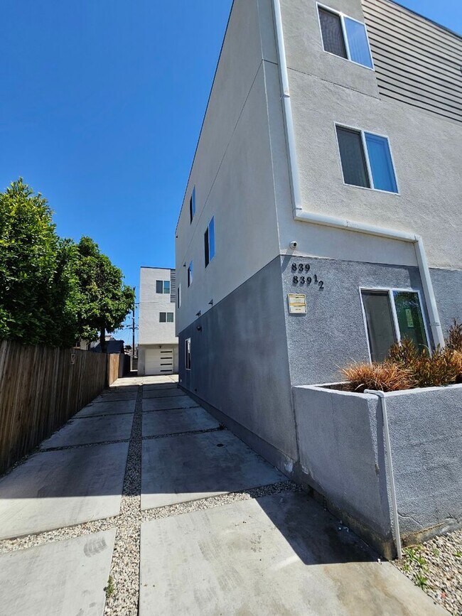 Building Photo - 32(839)