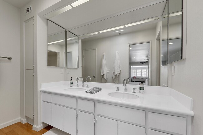 Building Photo - 835 Village Square S