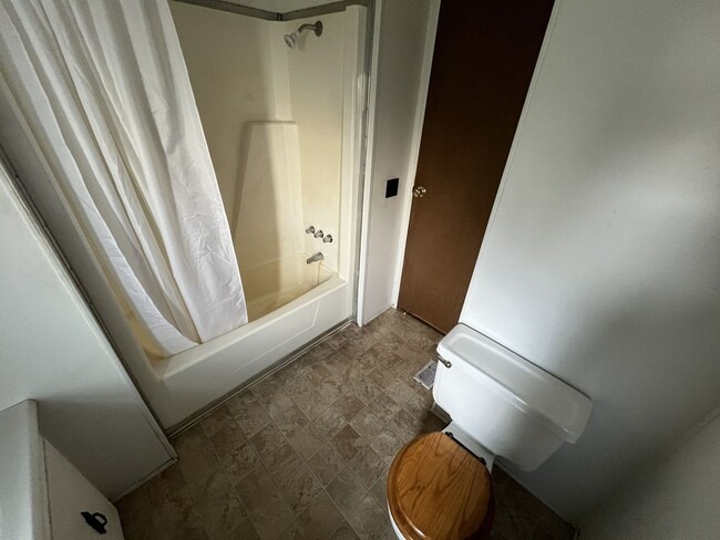 Building Photo - TWO BEDROOM HOME IN WILLIAMSBURG - GREAT L...