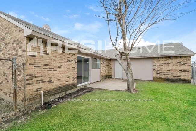 Building Photo - 2725 Hackberry Ln