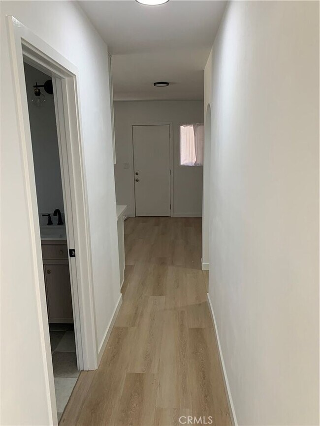 Building Photo - 1209 W 40th Pl