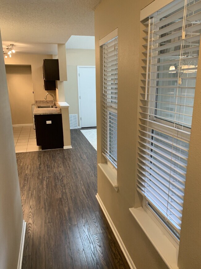 Building Photo - 2 Bedroom with Garage for Rent