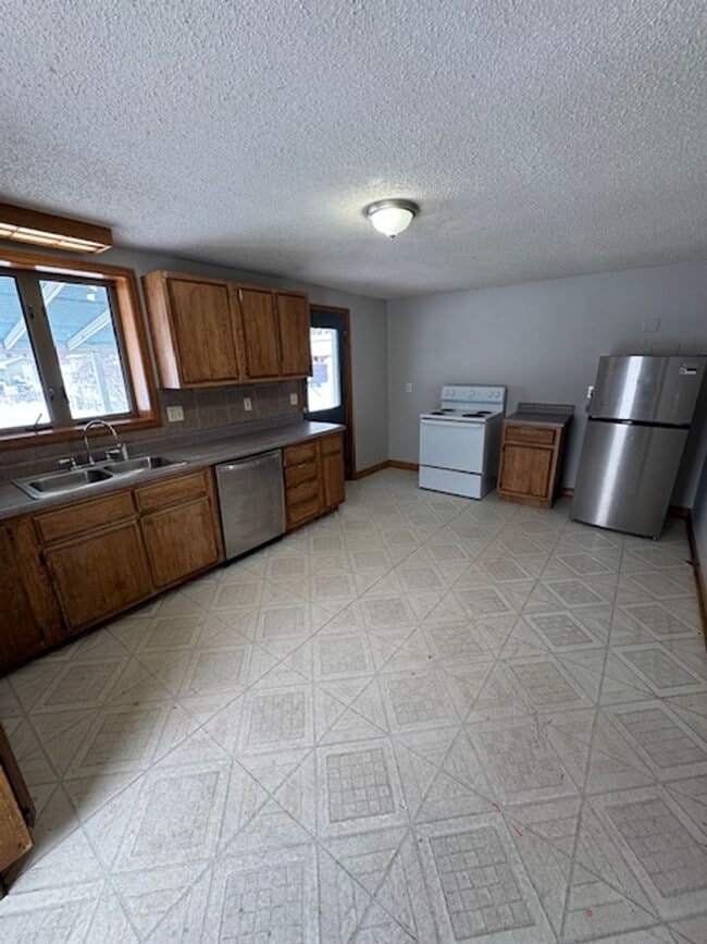 Building Photo - 1223 Elm St