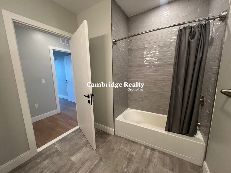 Building Photo - 16 Central St