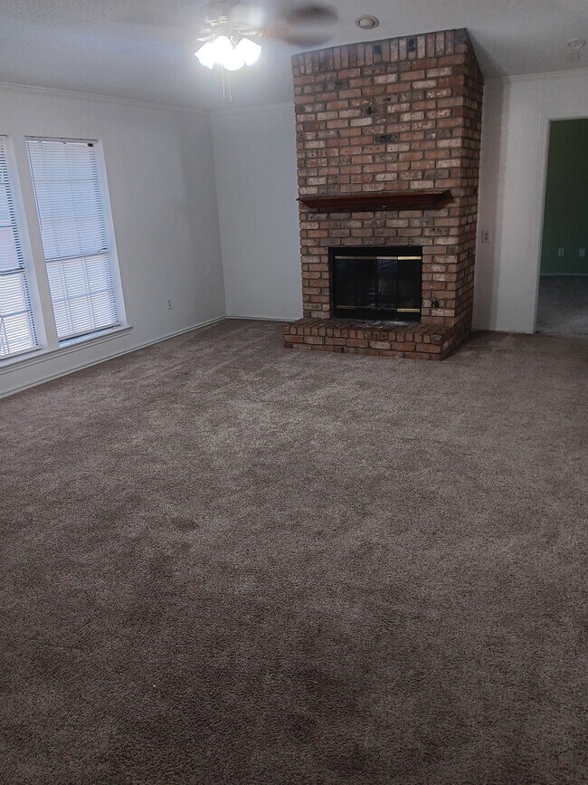Building Photo - 807 Timberline Ct
