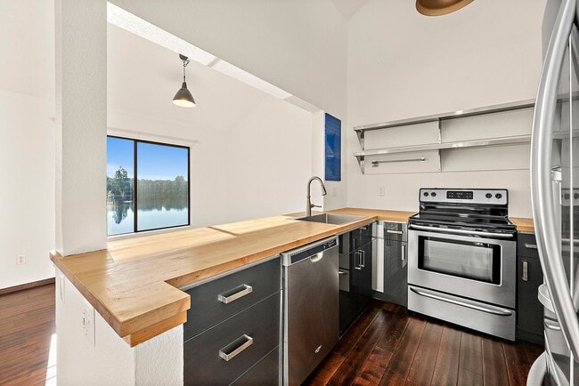 Building Photo - Top-Floor Condo with Panoramic Lake Easter Views, Vaulted Ceilings & Modern Updates!