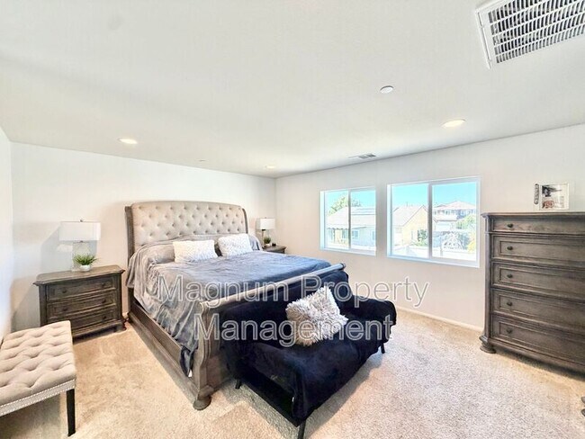 Building Photo - 30120 Crescent Pointe Wy