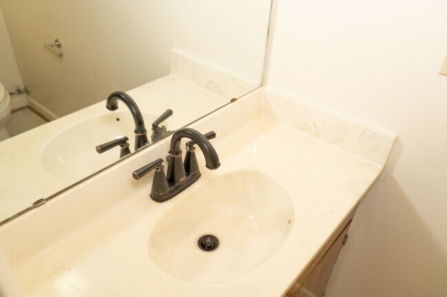 Building Photo - 2 Bedroom Townhouse Available in July