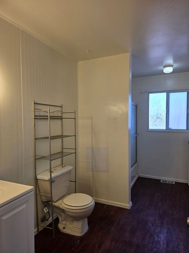 Building Photo - Large 4 Bed Home Available