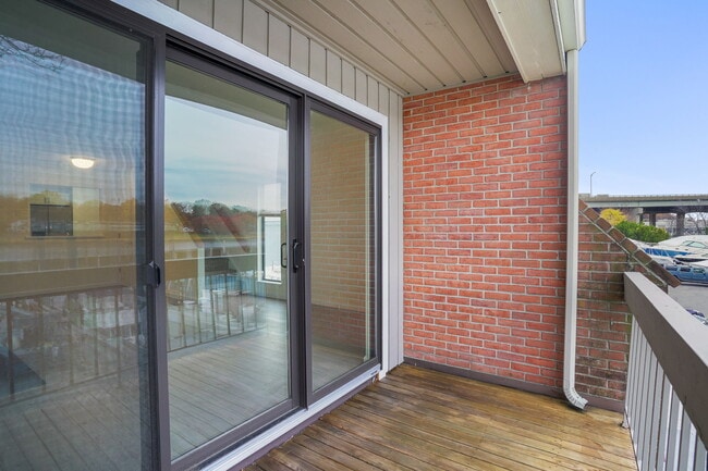 Building Photo - 7 River Rd