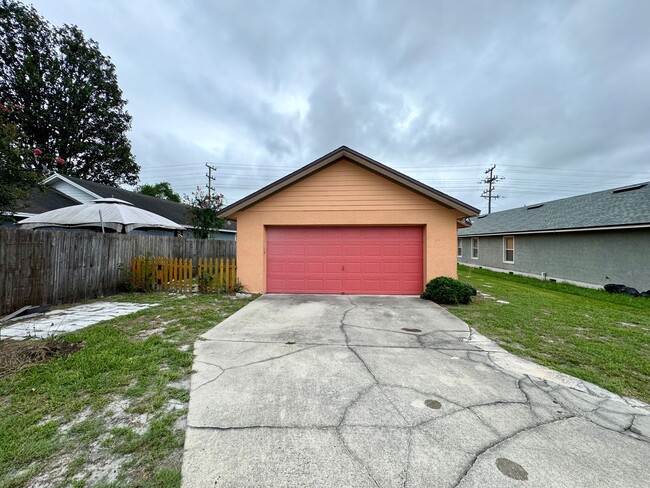 Building Photo - 3 Bedroom 2 Bath in Lakeland