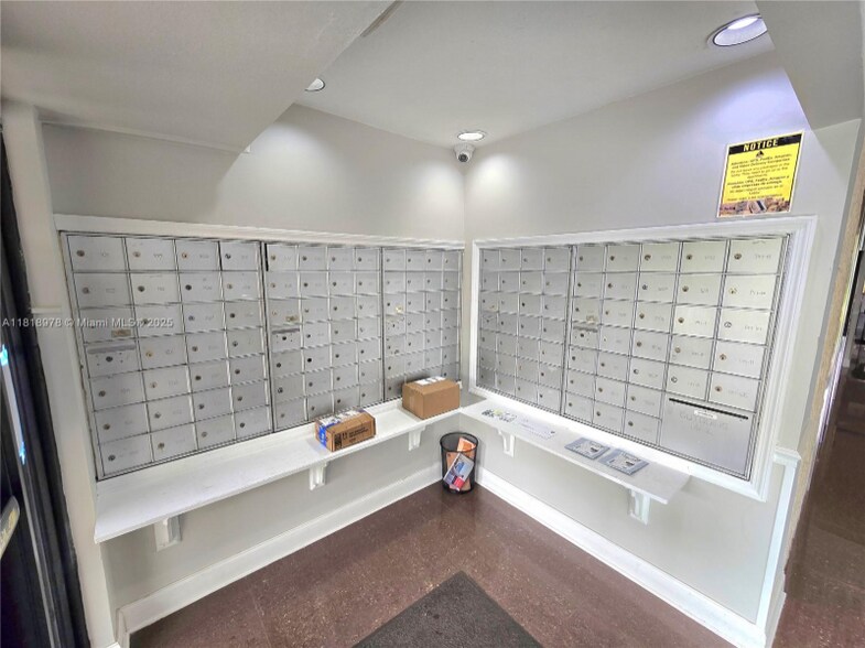 Building Photo - 2500 NE 135th St