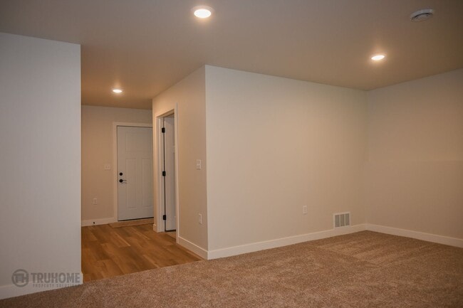 Building Photo - *RENT SPECIAL* Spacious 4 Bed, 2 Bath Sing...