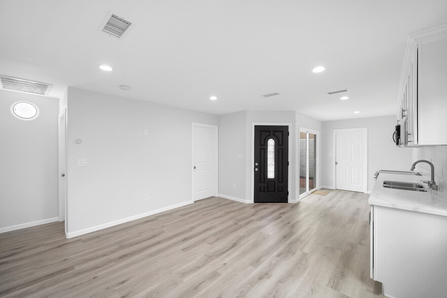 Building Photo - 536 South St