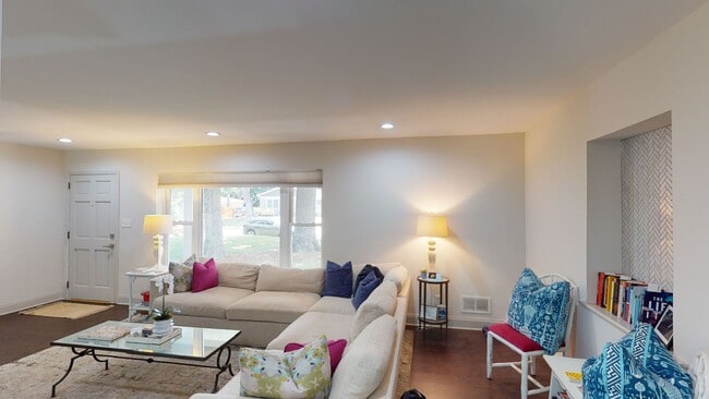 Building Photo - 1329 Mockingbird Ln