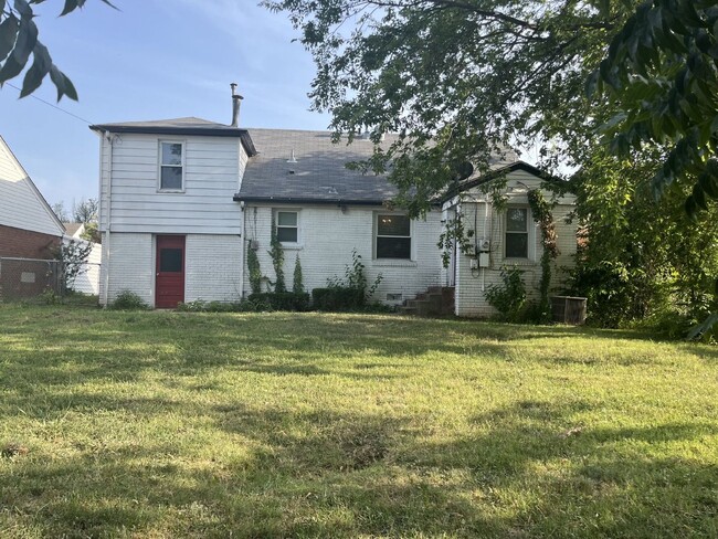 Building Photo - Charming 3-Bedroom Home with Hardwood Floo...