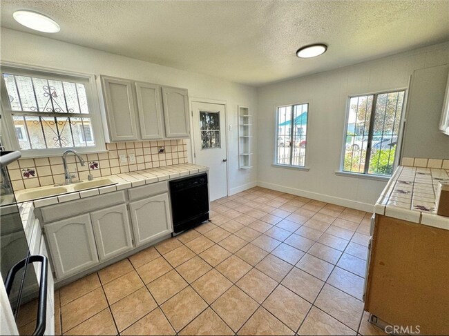 Building Photo - 249 S Matthisen Ave