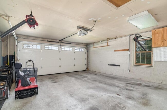 Building Photo - 8 Bracken Ct