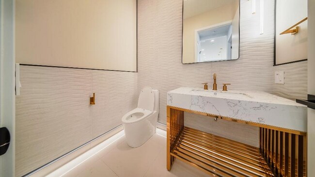 Building Photo - 2024 W Irving Park Rd