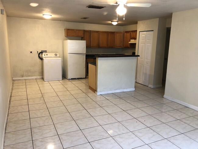 Building Photo - Large 2-1 apartment with New Impact windows and central air