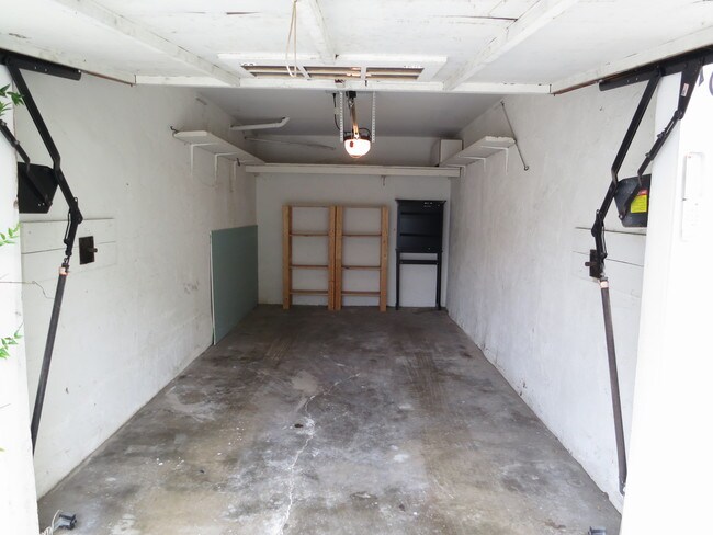 private garage storage - 10878 National Blvd