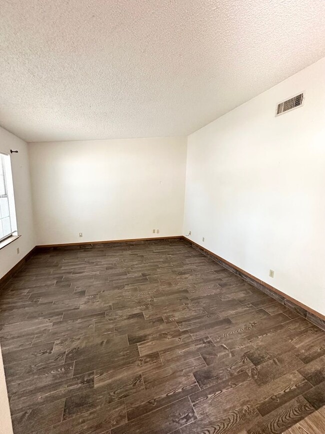 Building Photo - 3 Bed 2 Bath Ready to Rent ASAP!