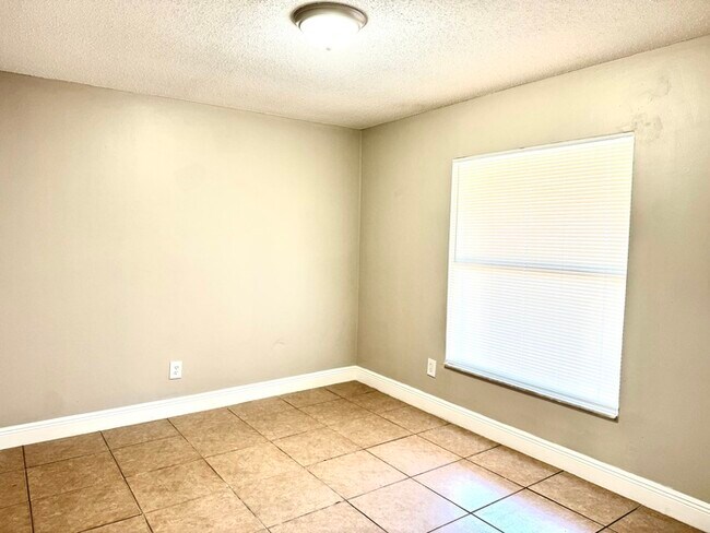 Building Photo - 4566 Chateau Rd