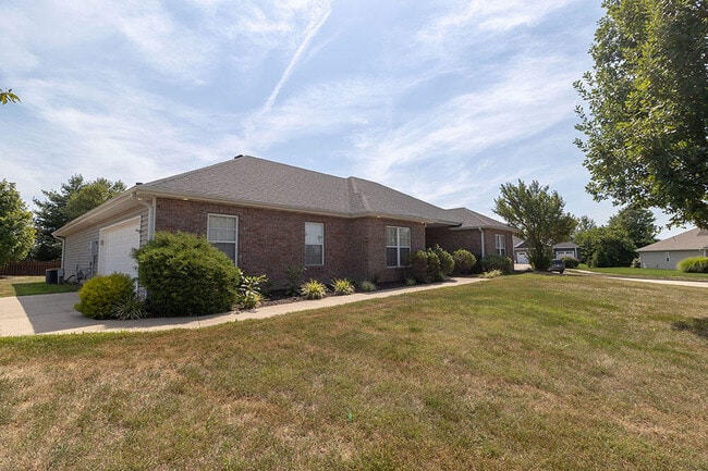 Building Photo - 2303 Roslyn Ct