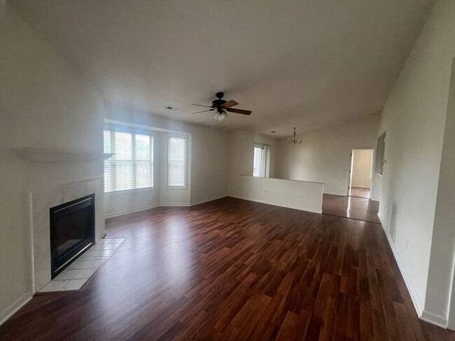 Building Photo - Breezewood Condo, 2 Brd/2bath, center of W...