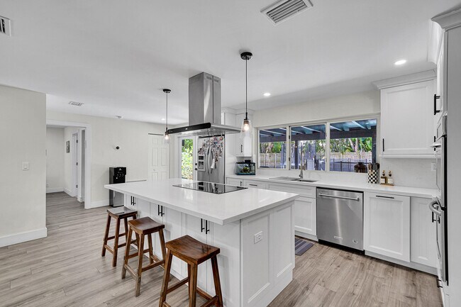 Building Photo - 10108 SW 53rd Ct