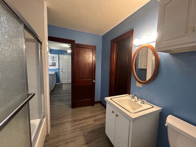 Building Photo - Private 2 bedroom 1 bath bungalow in Davenport