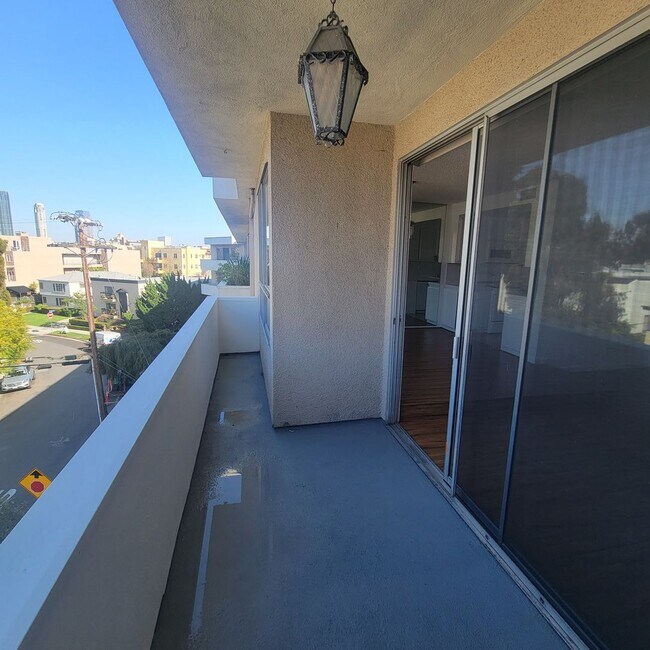 Building Photo - 2 BEDROOM CONDO UNIT IN THE WEST LA AREA 646 481 4404