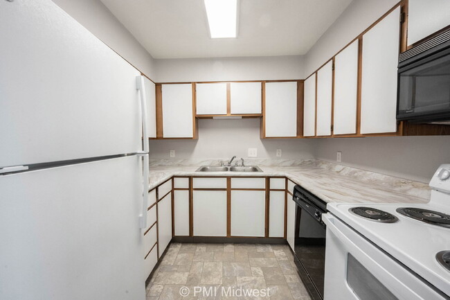 Building Photo - "Charming 2-Bed Oasis with 1.5 Baths in Sh...