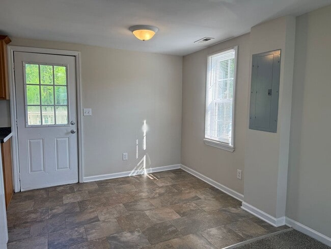 Building Photo - Nice 3 bedroom 1 bathroom