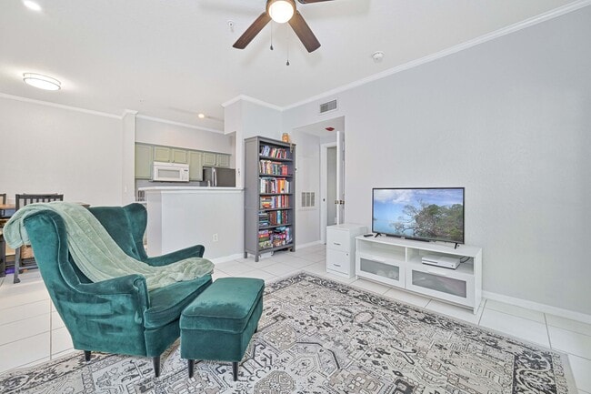 Building Photo - AVAILABLE January 2026 - 1/1 Condo - Acros...