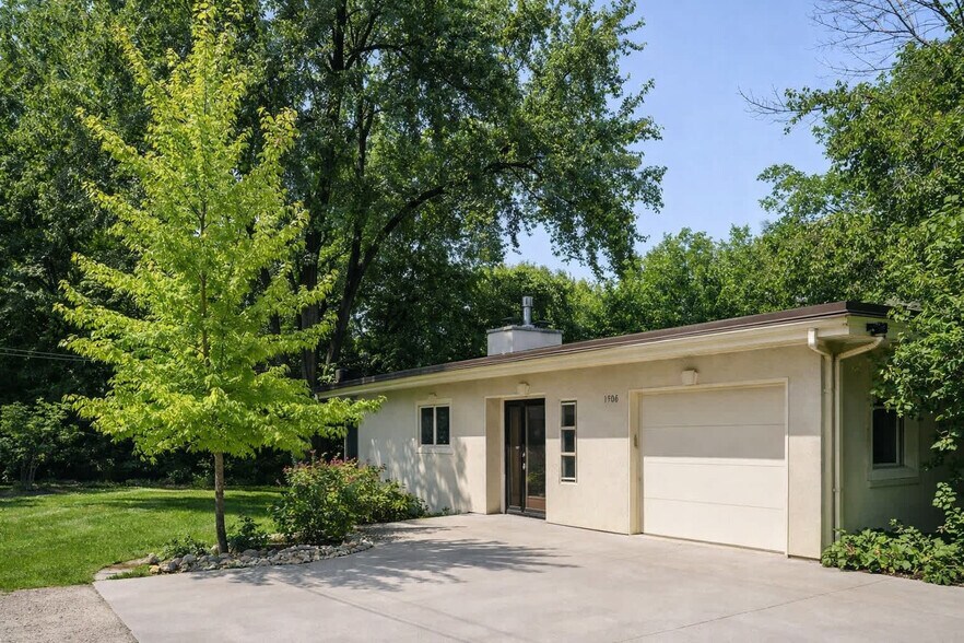 Building Photo - 1500 Palisades Dr