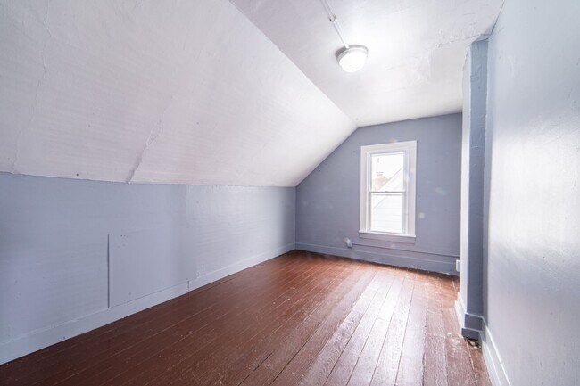 Building Photo - 351 N Laurel St
