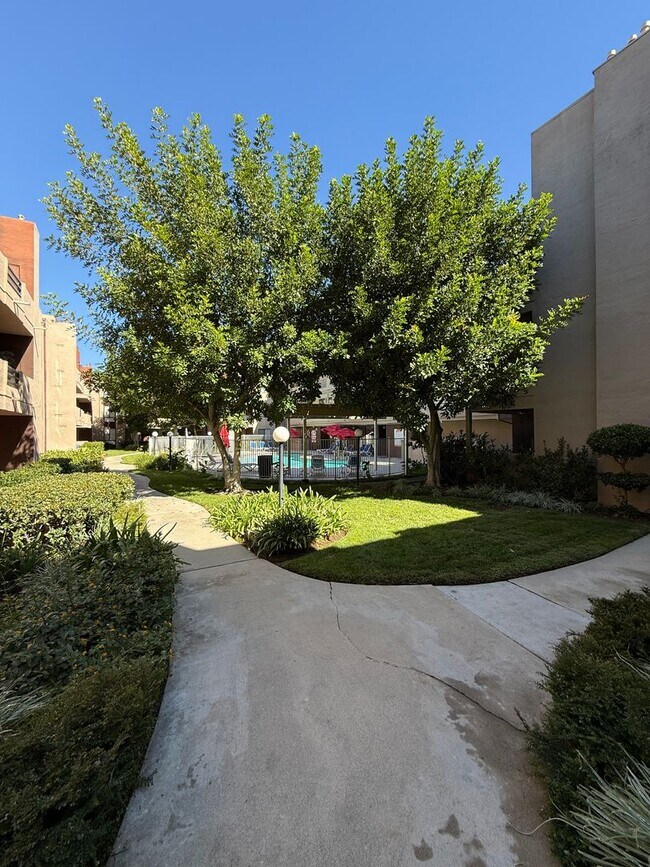 Building Photo - Spacious 2 Bedroom, 2 Bathroom, Canoga Par...