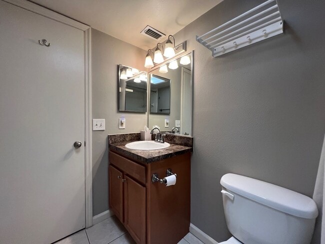 Building Photo - Audubon Park 2/2 Corner Unit Villa with La...