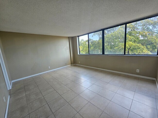 Building Photo - Large  1BR/1.5BA. No minimum Credit Score required!