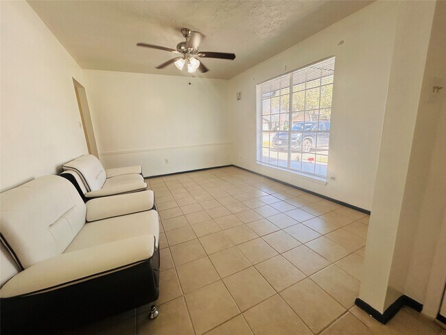 Building Photo - 10502 Long River Dr