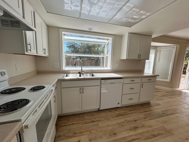 Building Photo - Newly Renovated 3 Bedroom, 2 Bath Home in ...