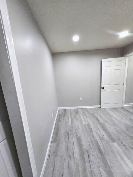 Building Photo - 457 Admiral St