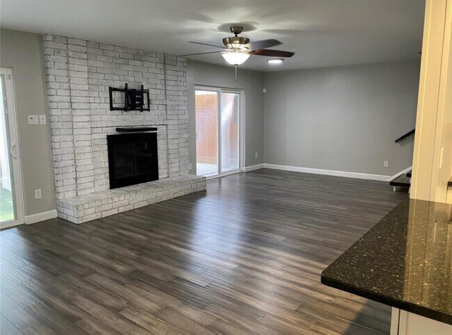Building Photo - 10301 Briar Forest Dr