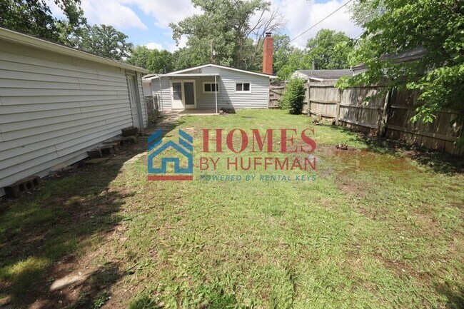 Building Photo - Three Bedroom | Detached Garage
